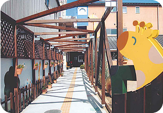 正面　アプローチ